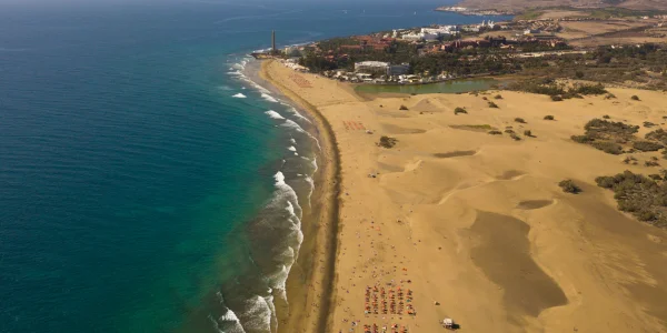 Familias y turistas disfrutando del mar en Playa de Maspalomas, Gran Canaria