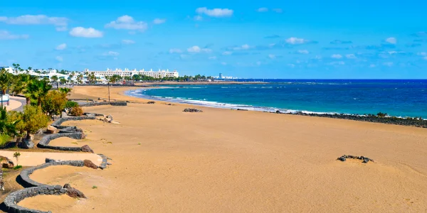 "Playa Matagorda en Lanzarote con arena dorada y mar cristalino