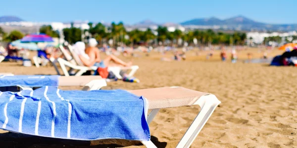 Playa Matagorda con arena dorada y mar de Lanzarote brillante