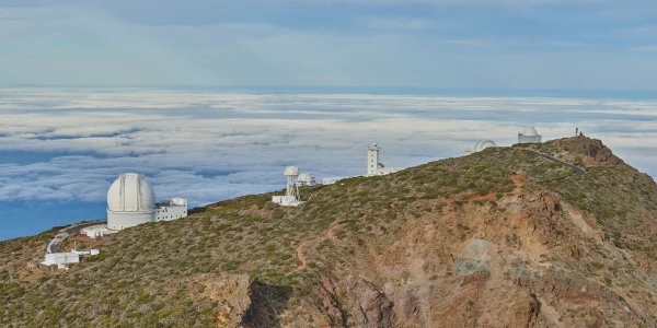Observatorio astronómico del Roque de los Muchachos bajo cielo despejado en La Palma