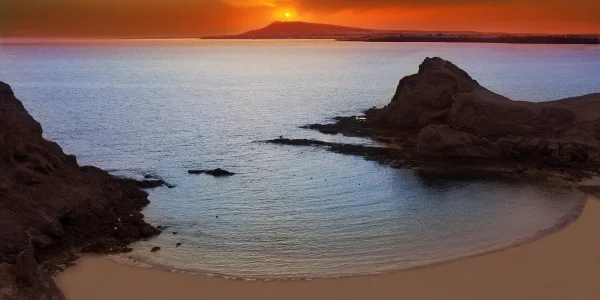 Playa de Papagayo en Lanzarote con mar cristalino y arena dorada