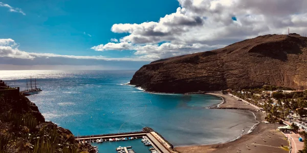Playa de Santiago en La Gomera junto al puerto y el mar