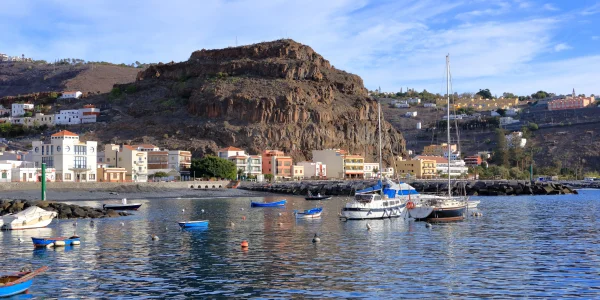 Playa de Santiago en La Gomera con casas blancas y barcos de pesca
