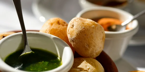 Platos tradicionales gomeros como papas arrugadas y mojo en Playa de Santiago