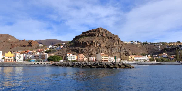 Playa urbana de Playa Santiago en La Gomera junto al paseo marítimo