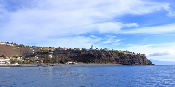 Costa volcánica en playa de Santiago con vistas abiertas al océano en La Gomera