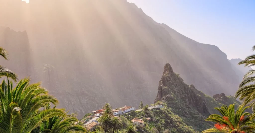 Pueblo de Masca en Tenerife, rodeado de barrancos y montañas