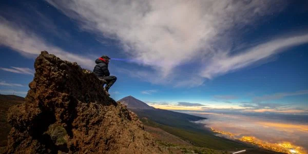 El Teide en Tenerife con paisaje volcánico y cielo despejado