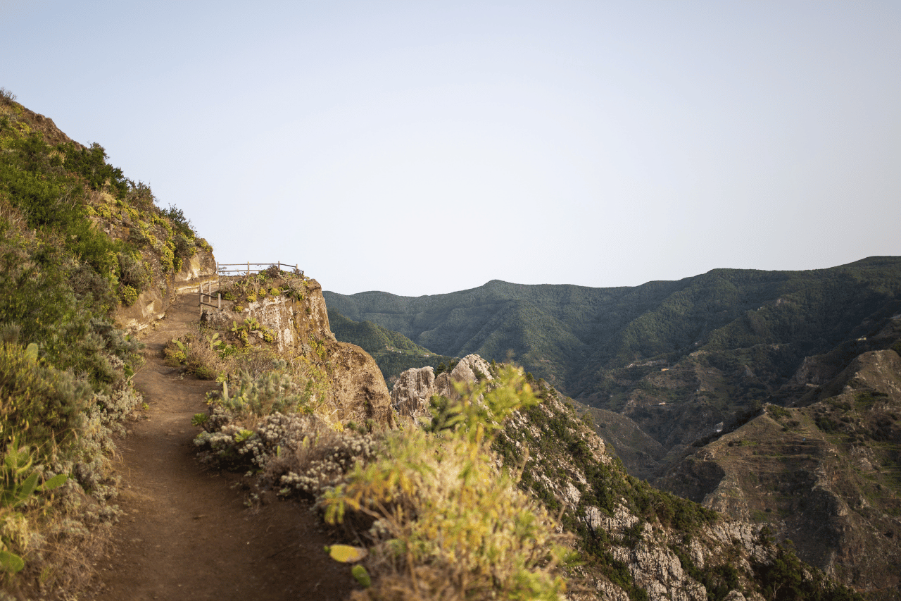 Sendero rural de Chinamada entre los montes de Anaga