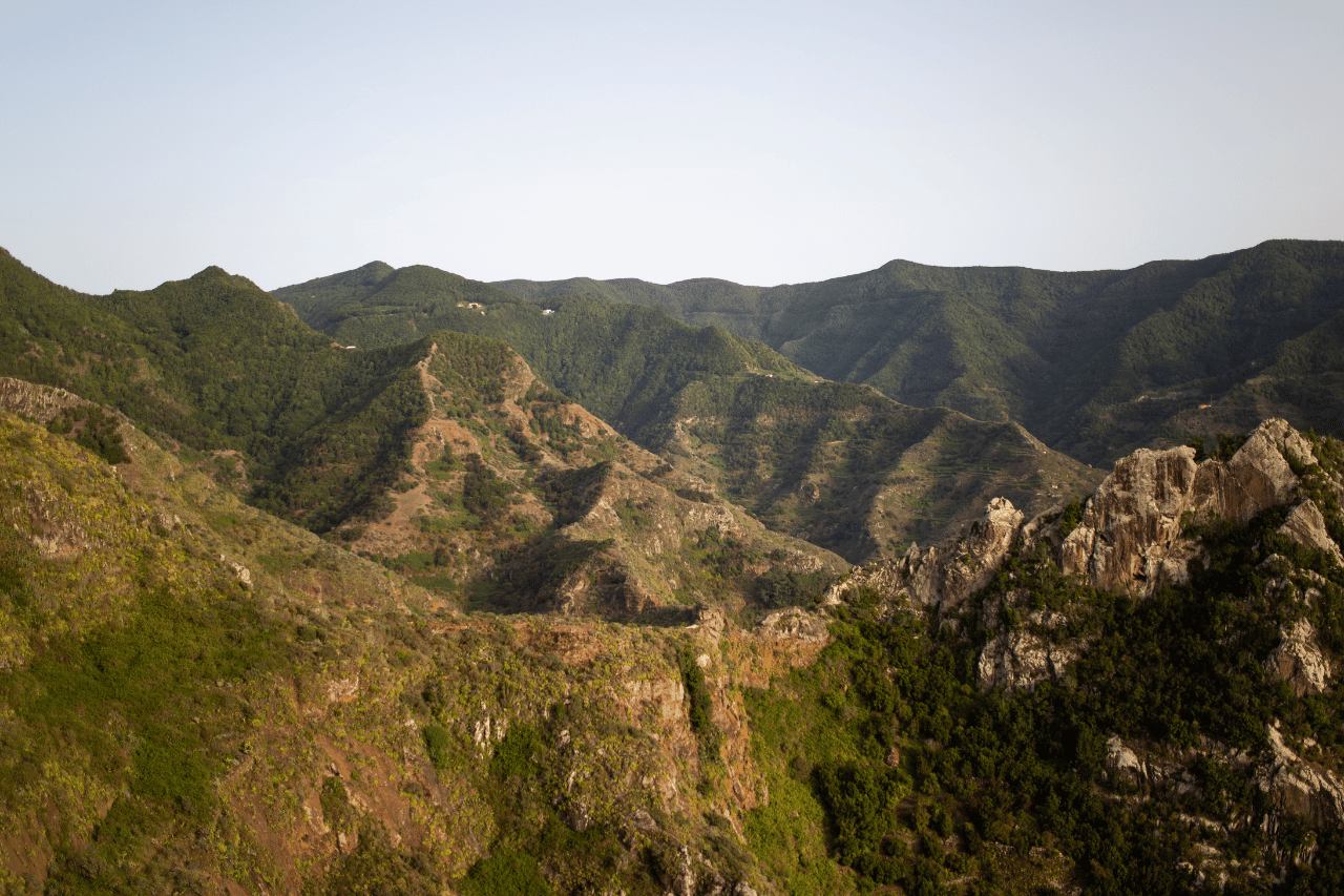 Paisaje de los Montes de Anaga con el sendero de Chinamada