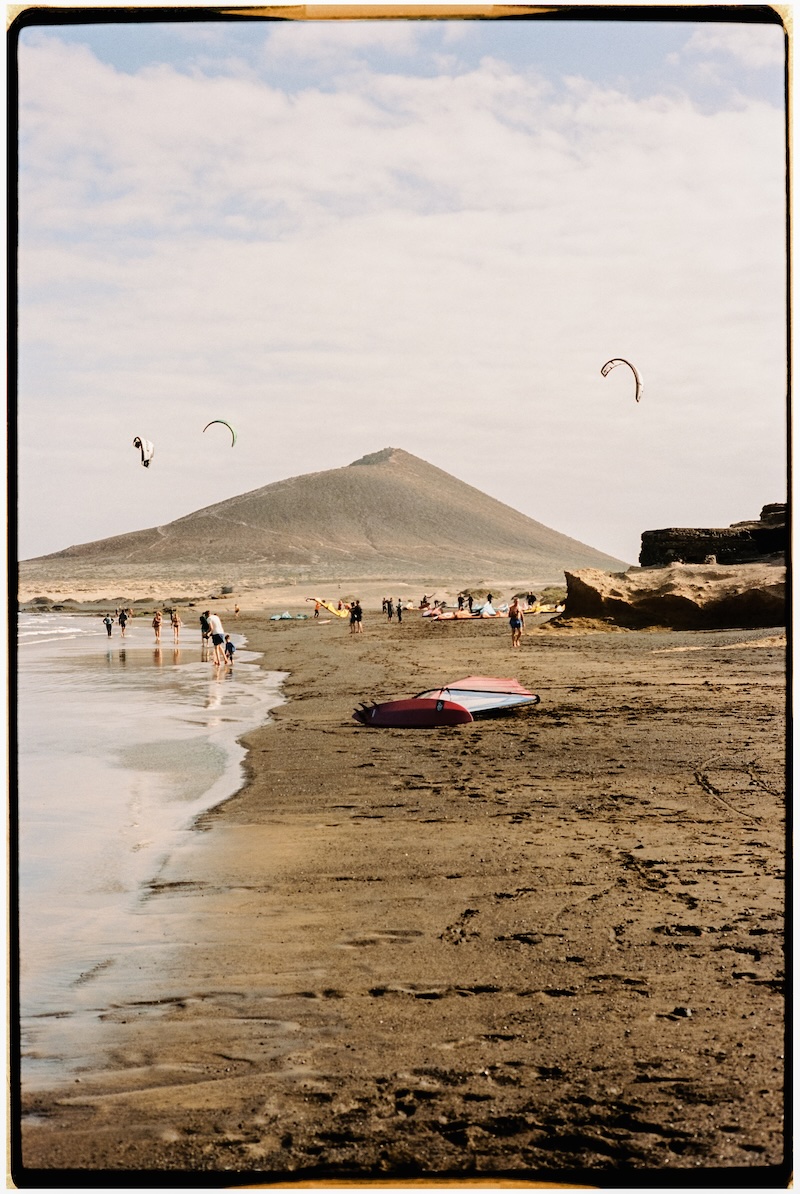 Playa de El Médano en Tenerife, conocida por el windsurf y su entorno natural.