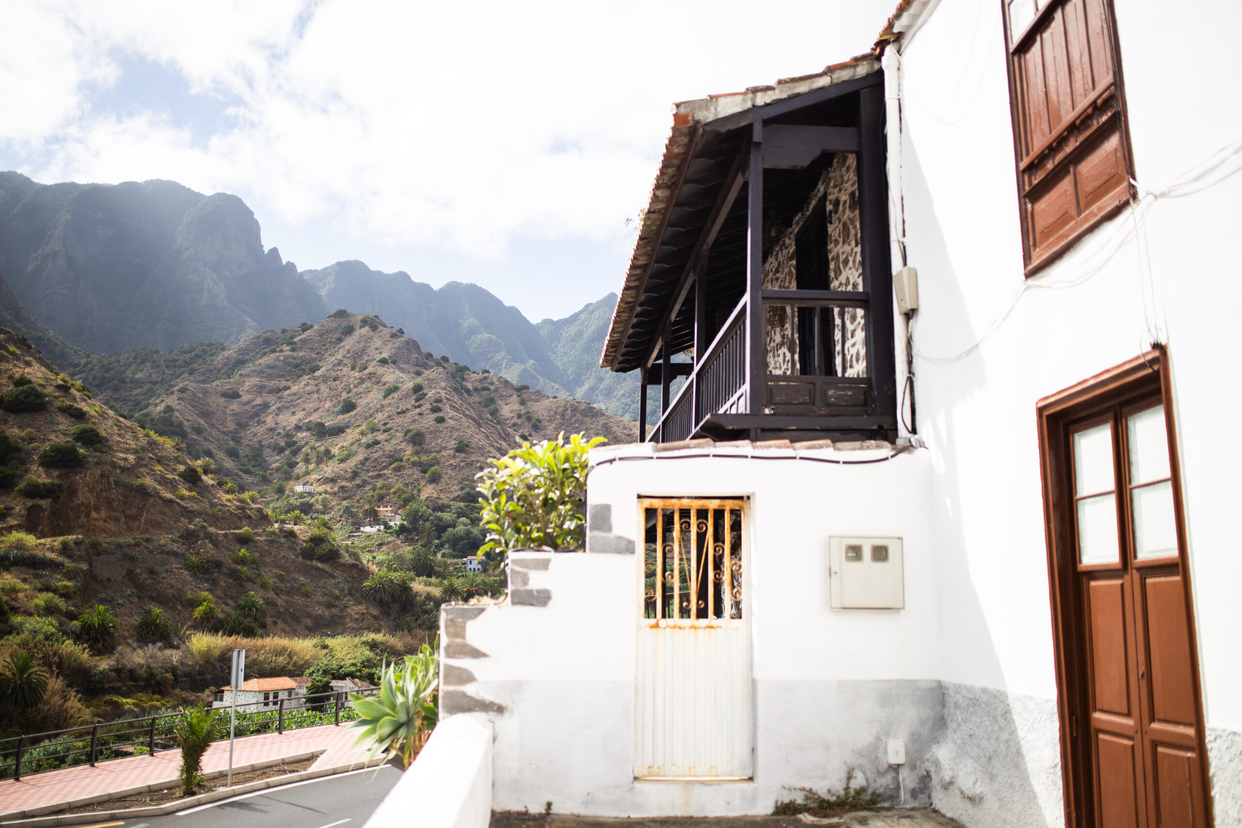 Casas tradicionales de Agulo con balcones de madera decorados y fachadas coloridas en el norte de La Gomera.