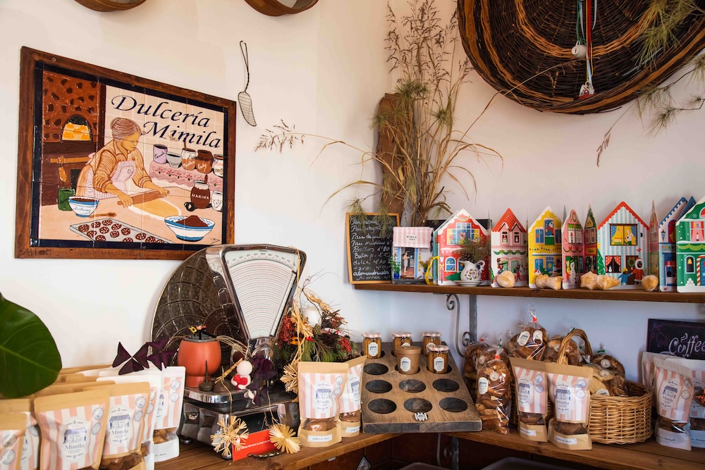Fachada o interior de Mimila en La Gomera, con exposición de panes y dulces tradicionales artesanos.