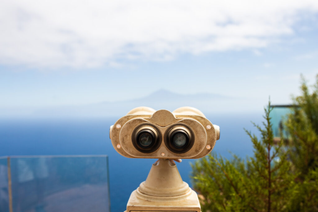 Mirador de Abrante suspendido sobre un acantilado, con vistas al valle de Agulo y el mar Atlántico.
