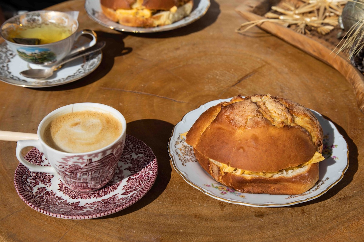 Fachada o interior de la dulcería Mimila en La Gomera, con exposición de panes y dulces tradicionales artesanos.