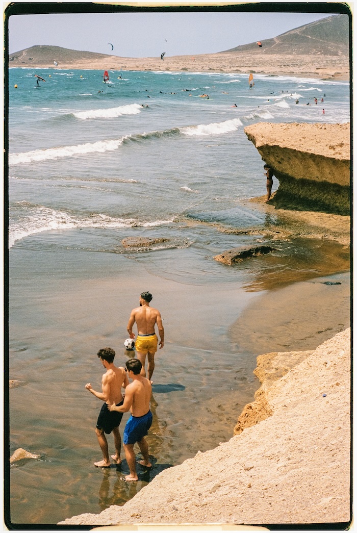 Playa de El Médano en Tenerife con ambiente relajado y brisa marina.