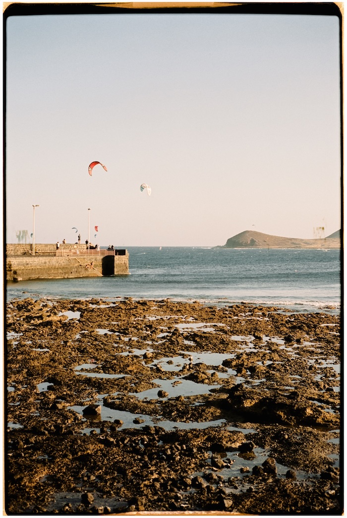 Personas disfrutando de un día de playa en El Médano, Tenerife.
