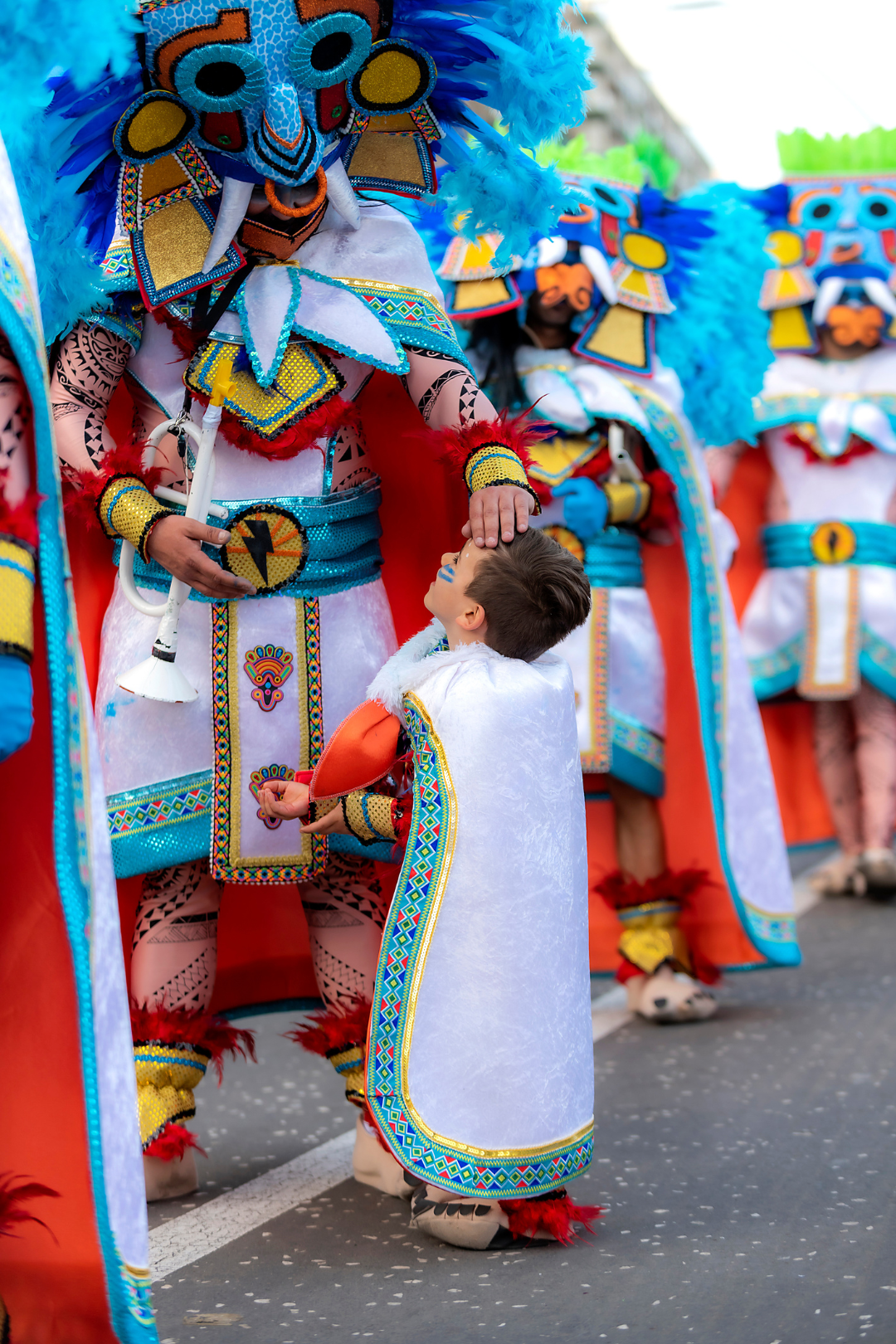 Cabalgata Anunciadora del Carnaval de Santa Cruz de Tenerife con comparsas, carrozas y disfraces recorriendo las calles de la ciudad.