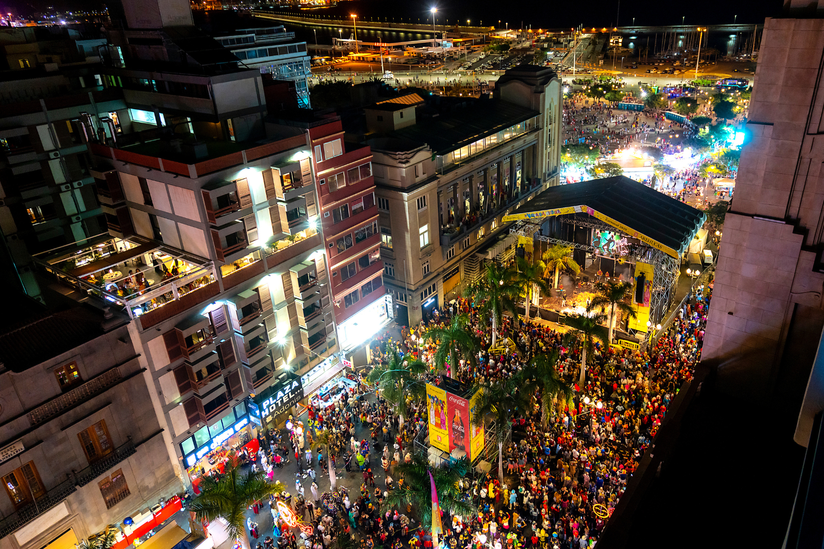 Celebración del Carnaval de Santa Cruz de Tenerife con comparsas, disfraces coloridos y carrozas en las calles.