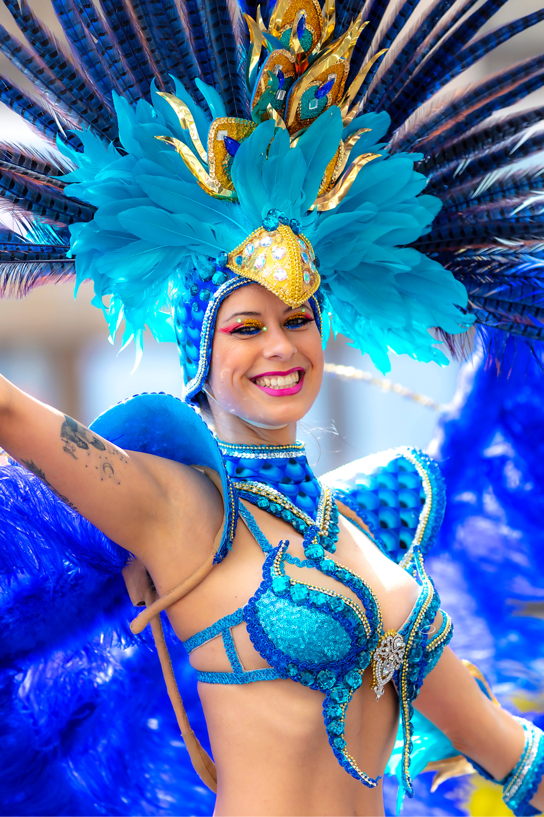Comparsa del Carnaval de Tenerife bailando y desfilando con trajes coloridos y música en las calles.
