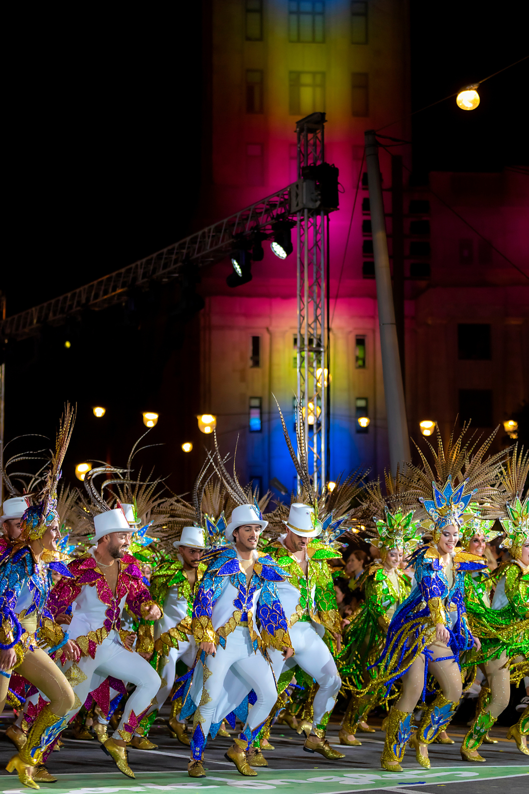 Inicio del Carnaval de Tenerife con concursos de murgas, comparsas y disfraces en un ambiente lleno de música y color.