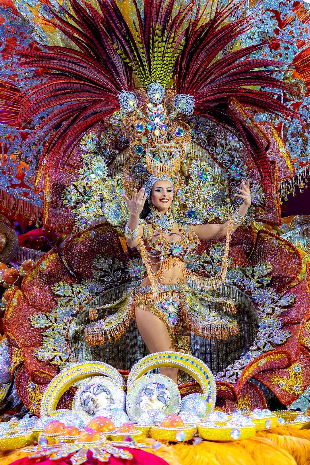 Gala de elección de la Reina del Carnaval de Santa Cruz de Tenerife con candidatas desfilando en trajes espectaculares sobre el escenario.