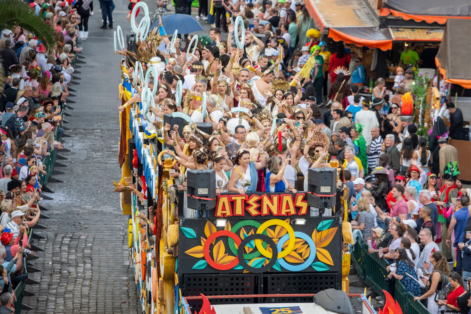 Desfile del Carnaval de Las Palmas de Gran Canaria con carrozas, comparsas y público disfrutando en las calles.