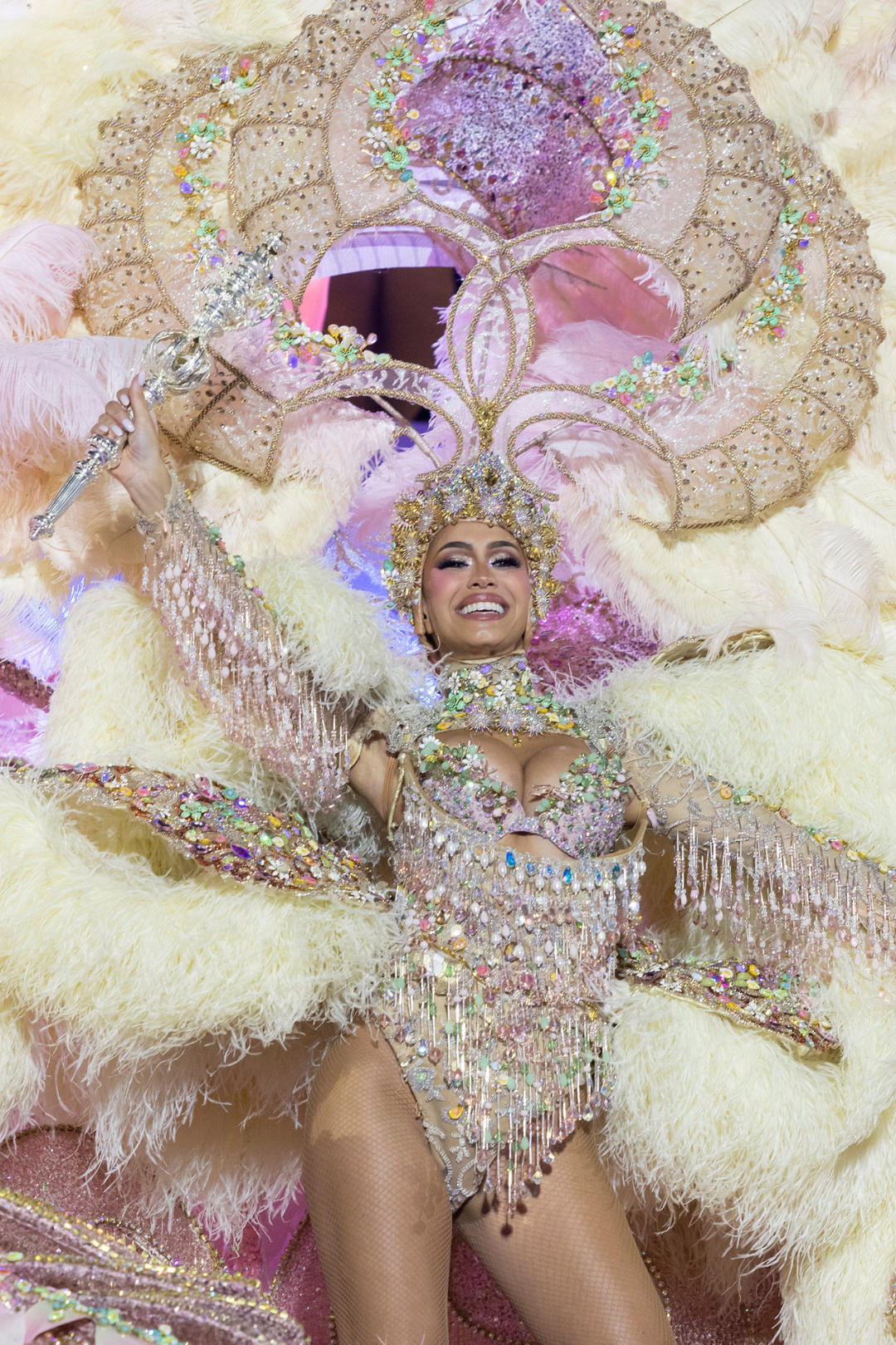 Candidata a Reina del Carnaval de Las Palmas de Gran Canaria en un espectacular traje de fantasía durante la gala.