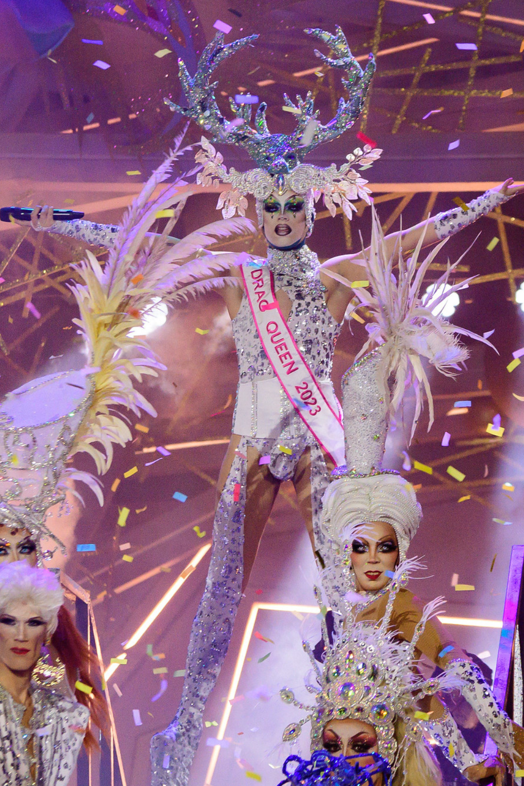 Drag queens actuando en la Gala Drag Queen del Carnaval de Las Palmas de Gran Canaria con trajes coloridos y escenario iluminado.