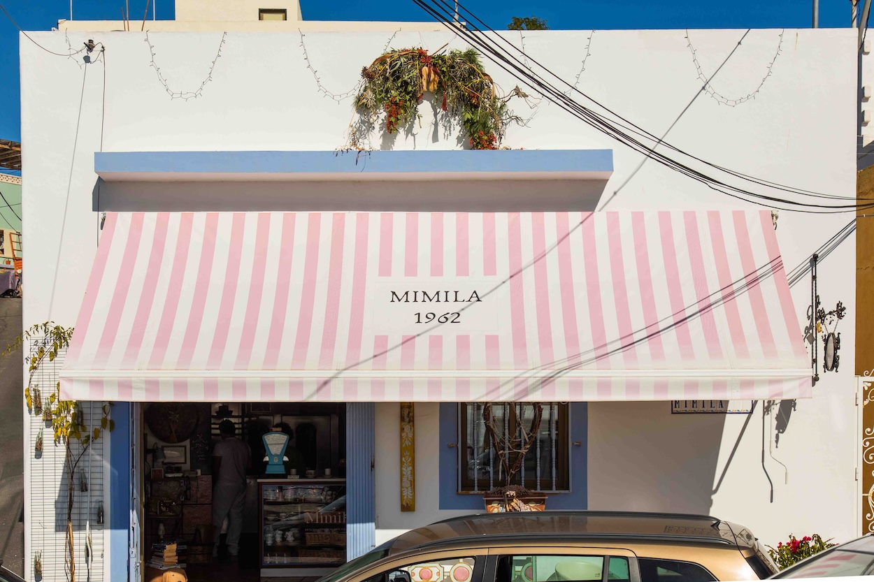 Interior de la Dulcería Mimila en La Gomera con estantes llenos de dulces tradicionales gomeros.