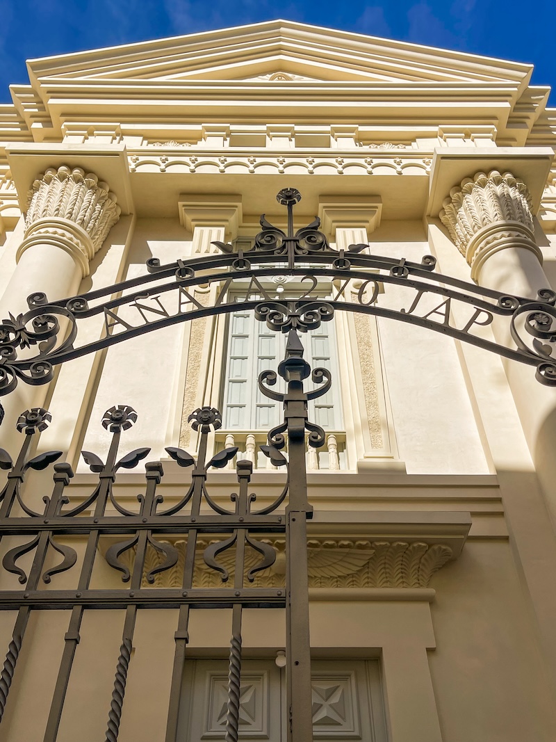 Fachada del Templo Masónico de Santa Cruz de Tenerife con columnas palmiformes y detalles arquitectónicos de estilo neogriego y egipcio.