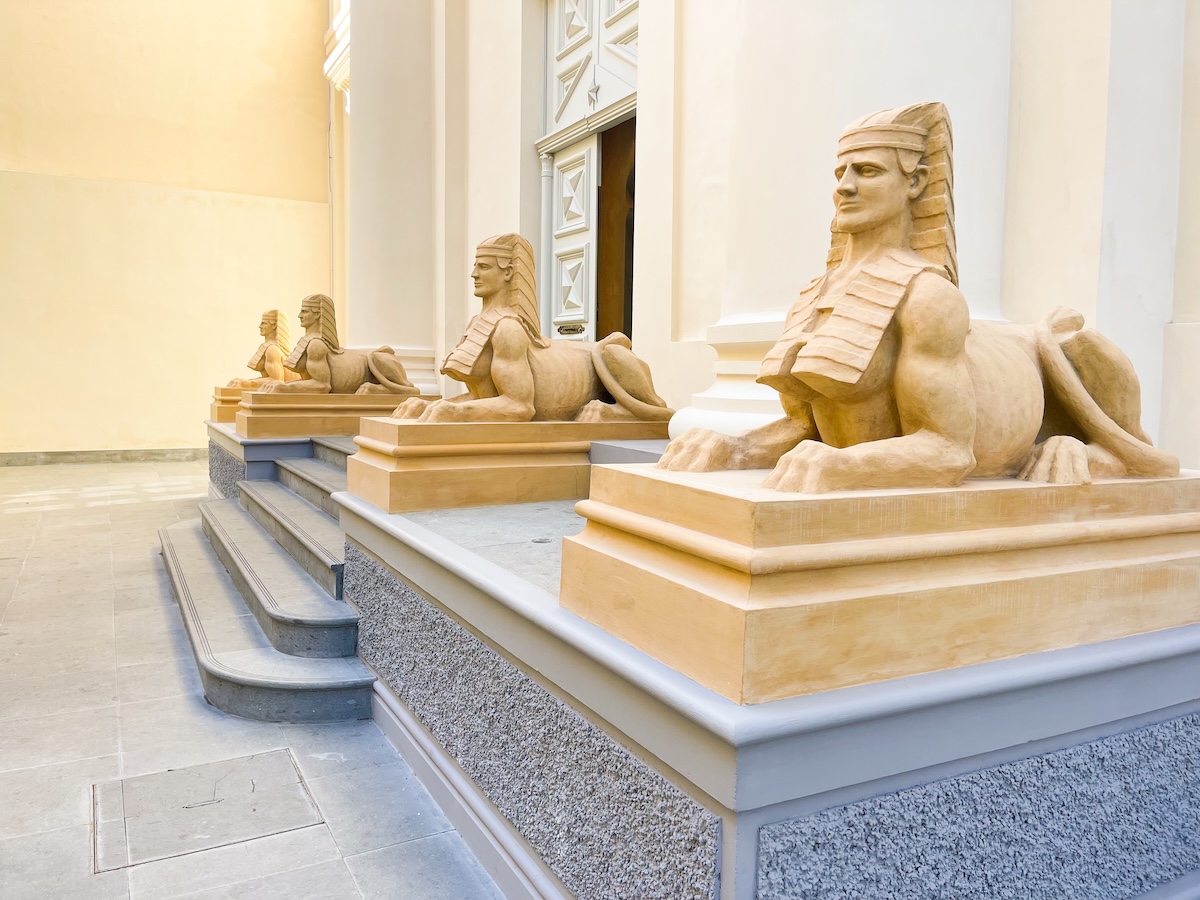 Esfinges de piedra flanqueando la entrada del Templo Masónico de Santa Cruz de Tenerife, con detalles de estilo egipcio y neogriego.