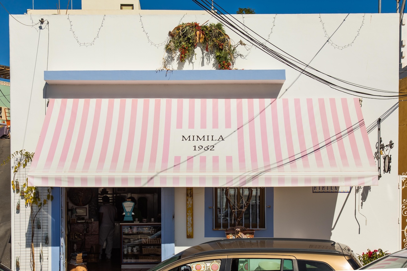 Mostrador de dulces y panes artesanos en la Dulcería y Panadería Mimila, con bandejas de repostería tradicional gomera.