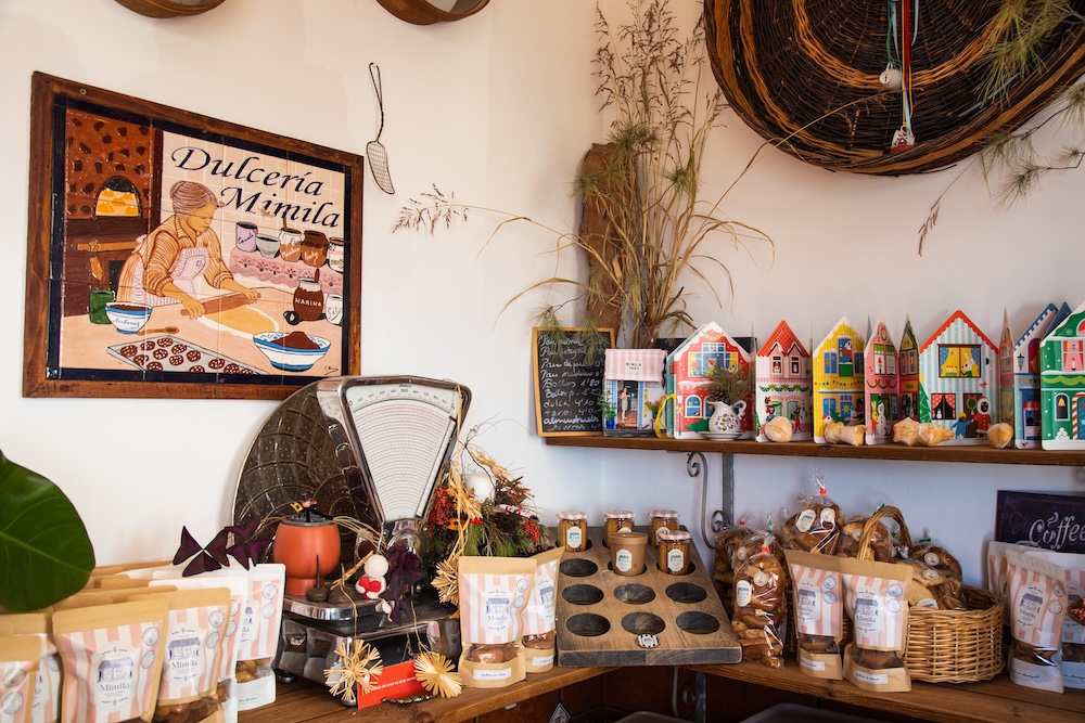 Mostrador de una panadería tradicional en La Gomera con dulces artesanos y pan recién hecho expuestos en vitrinas.