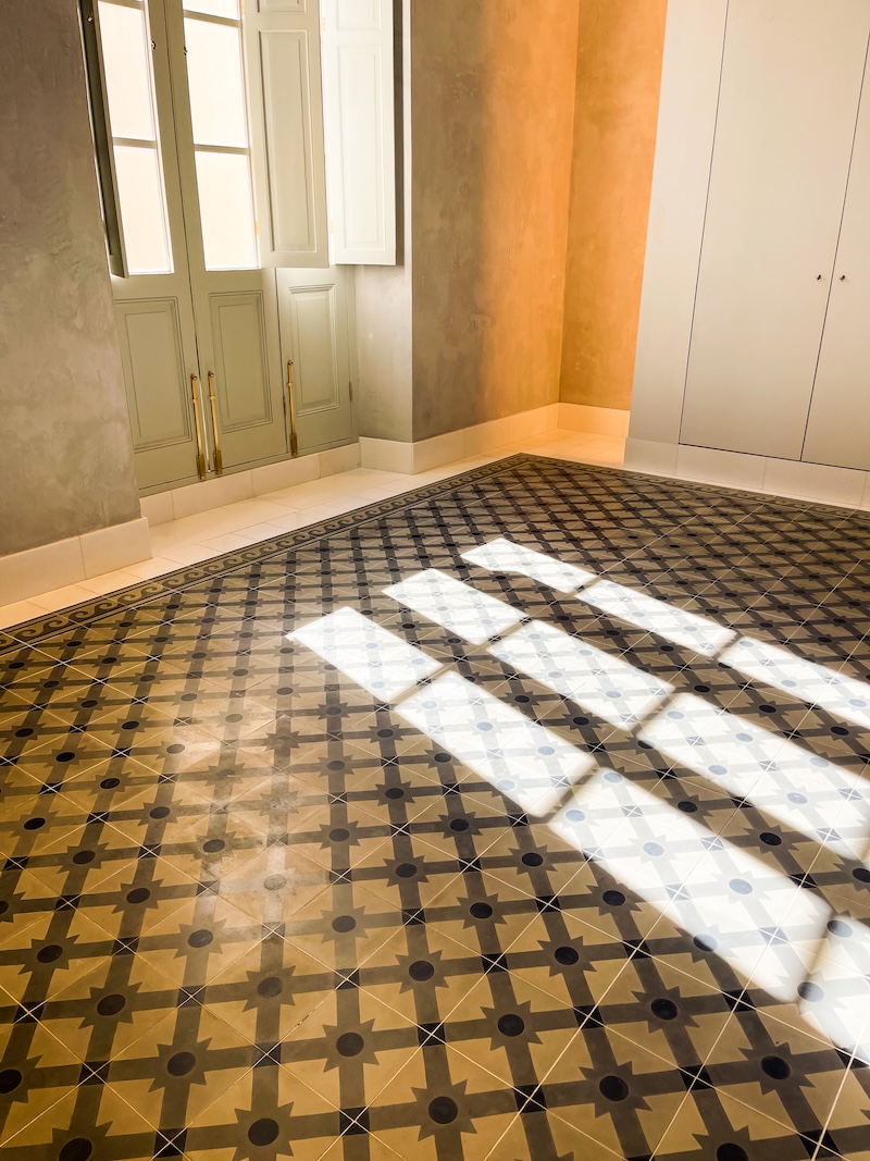 Interior del Templo Masónico de Santa Cruz de Tenerife con suelos de mosaico, columnas y salas amplias para ceremonias y exposiciones.