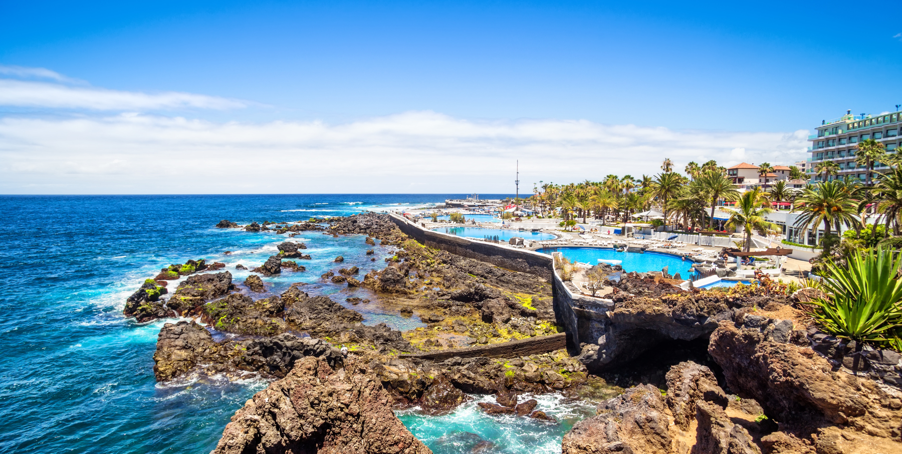 Paisaje del norte de Tenerife con pueblos tradicionales, montañas volcánicas, bosques de laurisilva y costa atlántica.