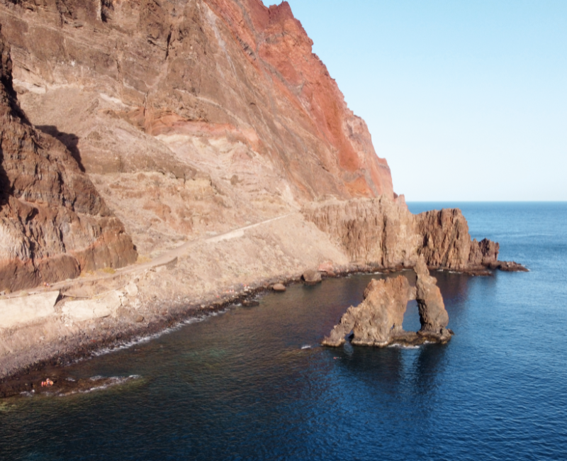 Un roque volcánico que domina los acantilados y el Atlántico en El Hierro.