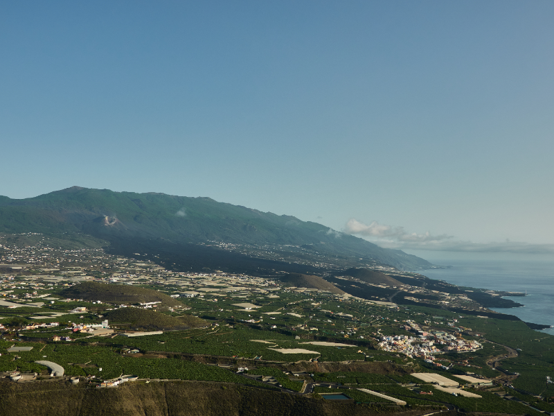 Vista panorámica del volcán Tajogaite y sus coladas de lava solidificadas bajando hacia la costa atlántica de La Palma desde el Mirador del Time.