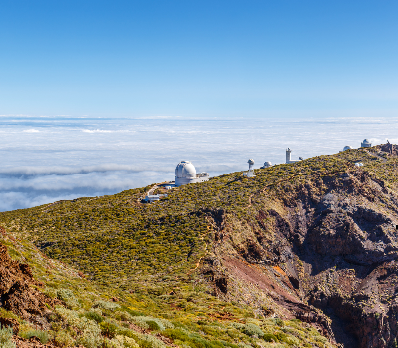 Roque de los Muchachos en La Palma con mirador panorámico, montañas y el Observatorio Astrofísico al fondo.