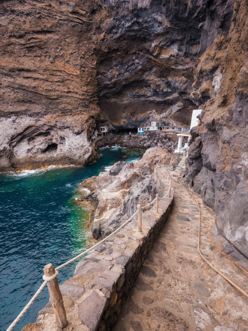 Vista panorámica desde el Roque de los Muchachos en La Palma, con cráteres volcánicos, valles y el observatorio astronómico.