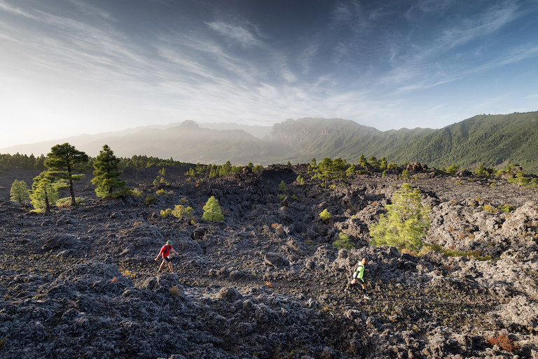 Paisaje volcánico en La palma con montañas verdes al fondo