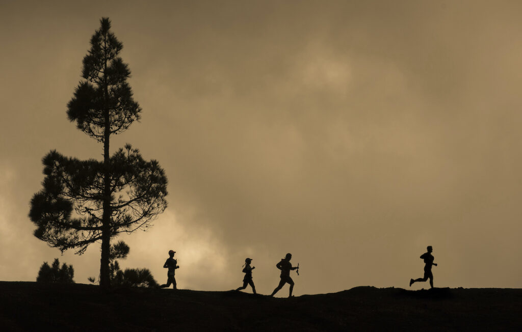 Siluetas de corredores en la carrera de El Reventón El Paso