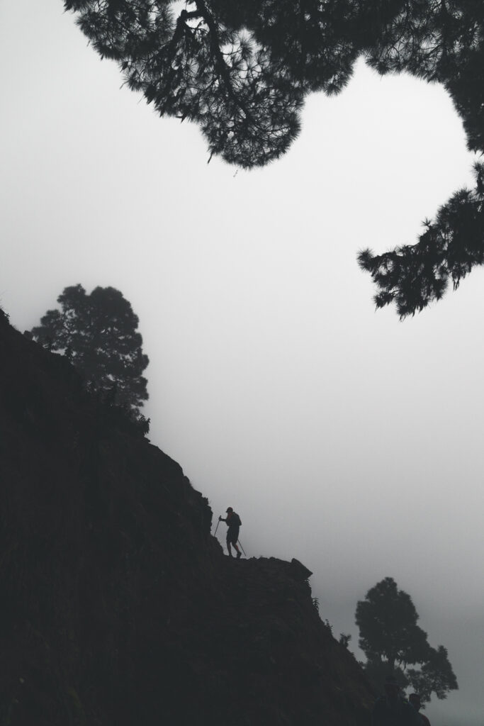 Silueta de atleta con bastones durante una ruta de El Reventón El Paso