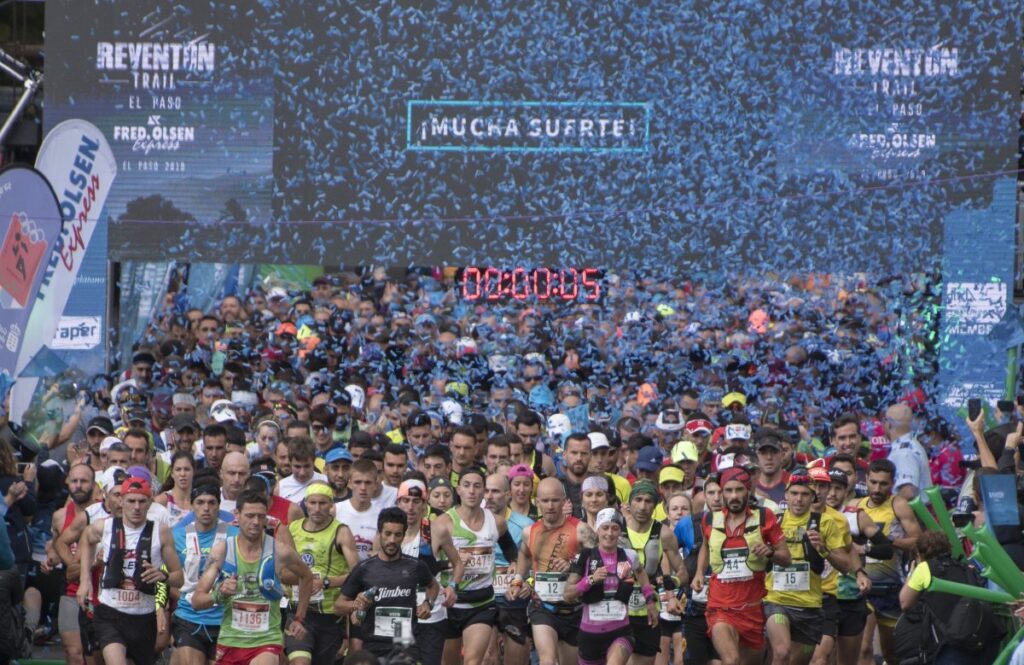 Imagen de la salida de El Reventón El Paso con los participantes comenzando la carrera