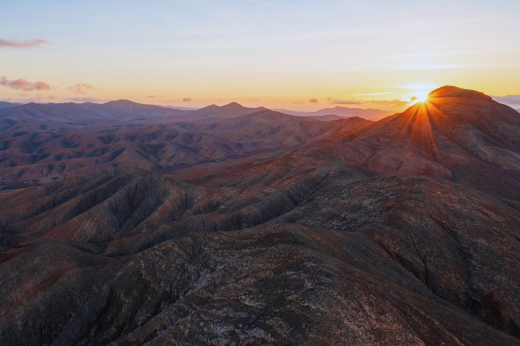 Atardecer sobre las montañas de fuerteventura desde el mirador astronómico de Sicasumbre