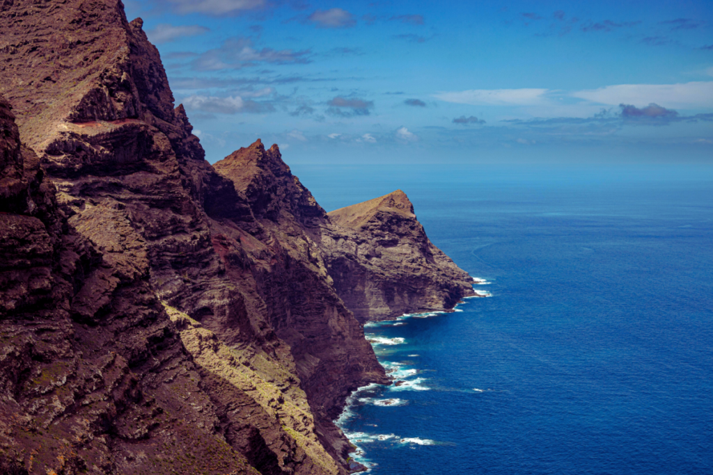 Vistas del mirador del Balcón o Andén Verde con los acantilados de 'la cola del dragón' junto al océano Atlántico