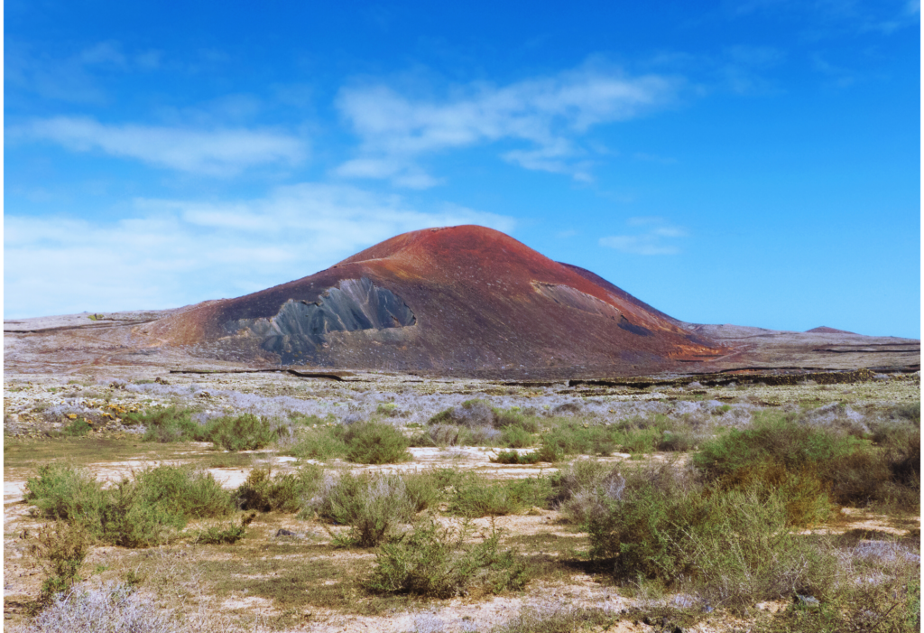 Vista de montaña colorada desde una ruta de senderismo en Fuerteventura