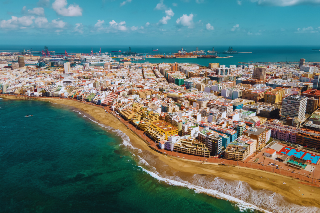 Vista aérea de la playa de Las Canteras y la ciudad de Las Palmas de Gran Canaria