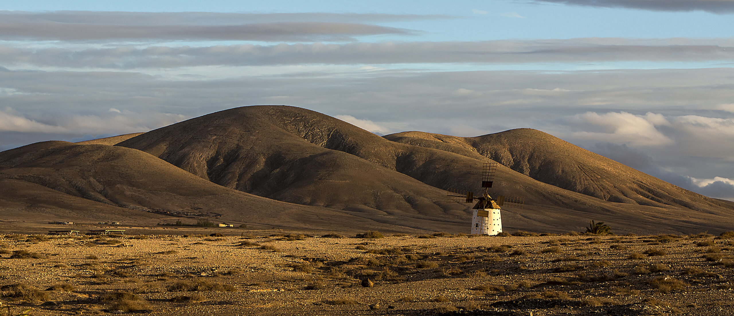 Rutas de senderismo en Fuerteventura con molino y montañas de fondo