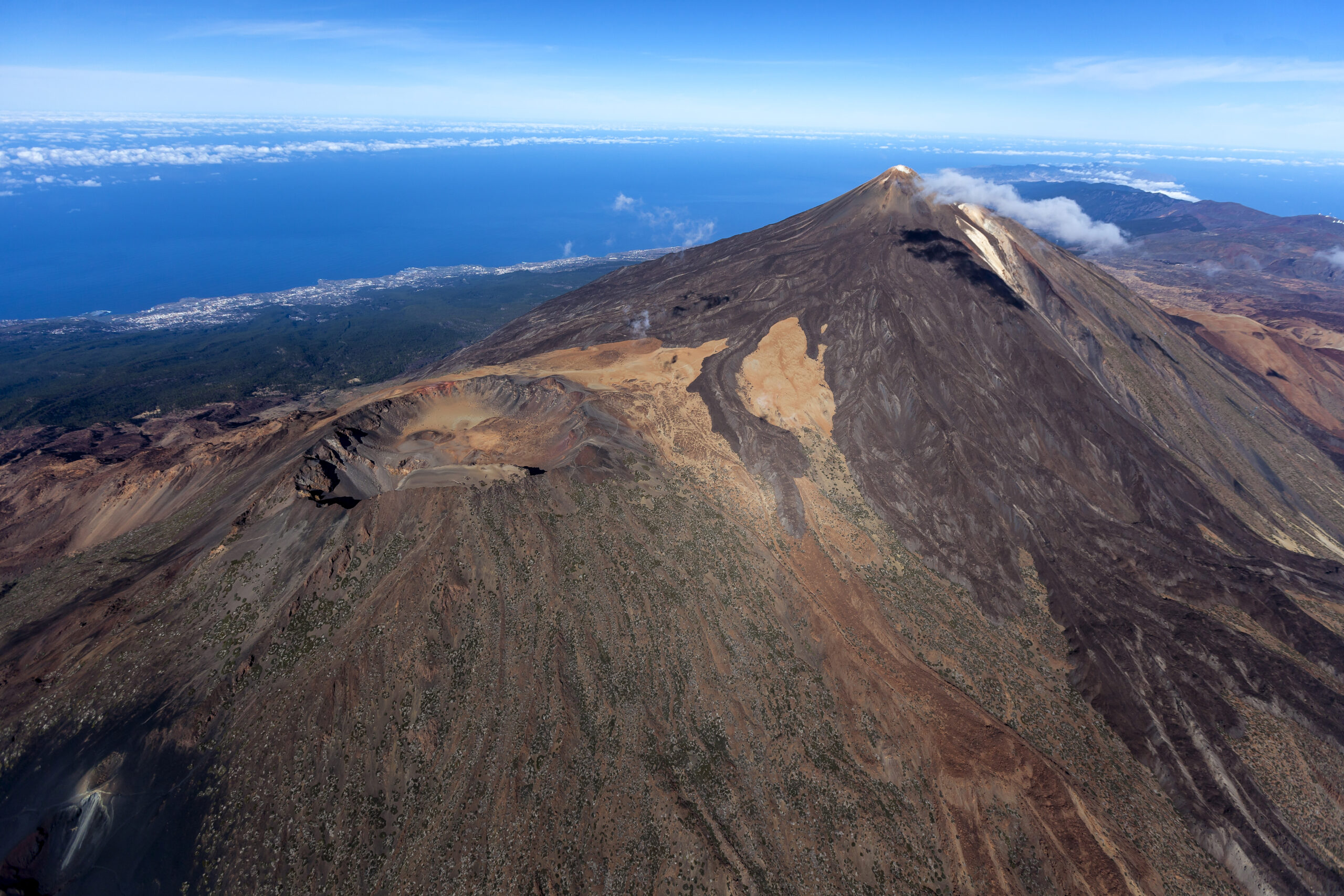 Vista aérea del Volcán Teide y Pico Viejo